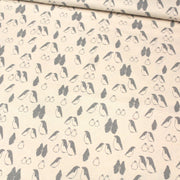 Tissu de coton de Noël scandinave aux pingouins gris, fond écru - TissusPapi.com