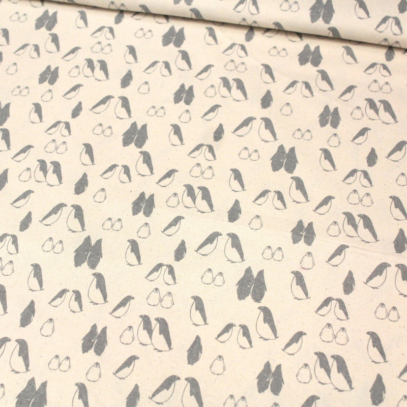 Tissu de coton de Noël scandinave aux pingouins gris, fond écru - TissusPapi.com