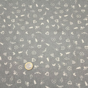 Tissu de coton de Noël scandinave aux petits objets de Noël écrus, fond gris - TissusPapi.com