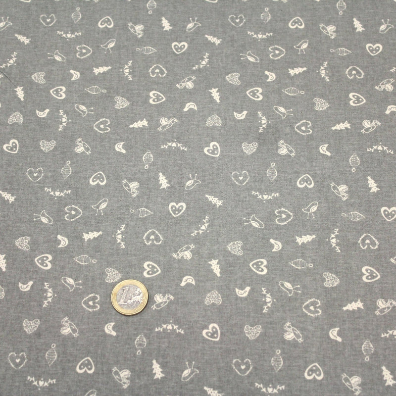 Tissu de coton de Noël scandinave aux petits objets de Noël écrus, fond gris - TissusPapi.com