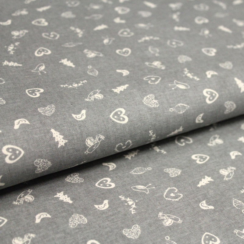 Tissu de coton de Noël scandinave aux petits objets de Noël écrus, fond gris - TissusPapi.com