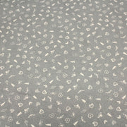 Tissu de coton de Noël scandinave aux petits objets de Noël écrus, fond gris - TissusPapi.com