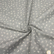 Tissu de coton de Noël scandinave aux petits objets de Noël écrus, fond gris - TissusPapi.com