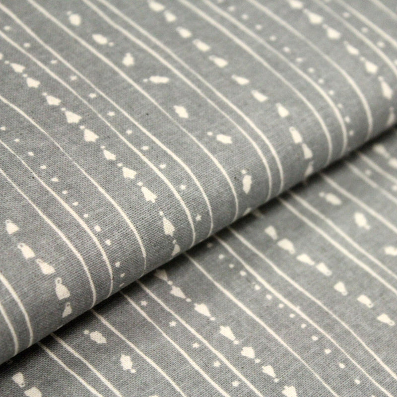 Tissu de coton de Noël scandinave aux décorations de Noël écrues, fond gris - TissusPapi.com