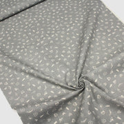 Tissu de coton de Noël scandinave aux petits objets de Noël écrus, fond gris - TissusPapi.com