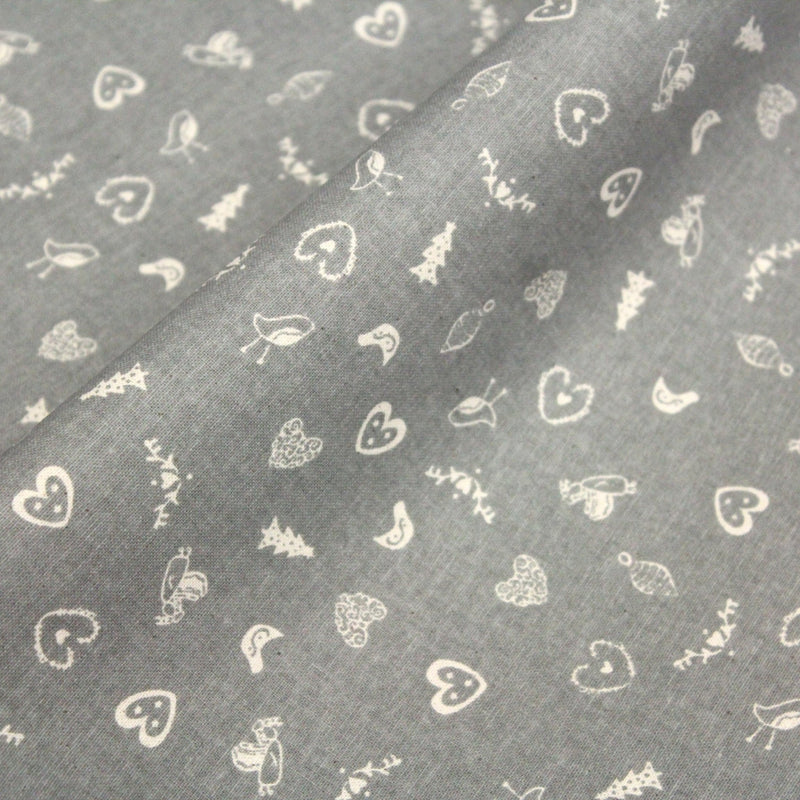 Tissu de coton de Noël scandinave aux petits objets de Noël écrus, fond gris - TissusPapi.com