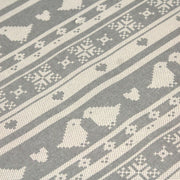 Tissu de coton de Noël scandinave aux motifs points de croix écrus, fond gris - TissusPapi.com