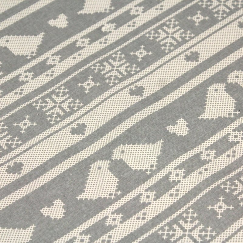 Tissu de coton de Noël scandinave aux motifs points de croix écrus, fond gris - TissusPapi.com