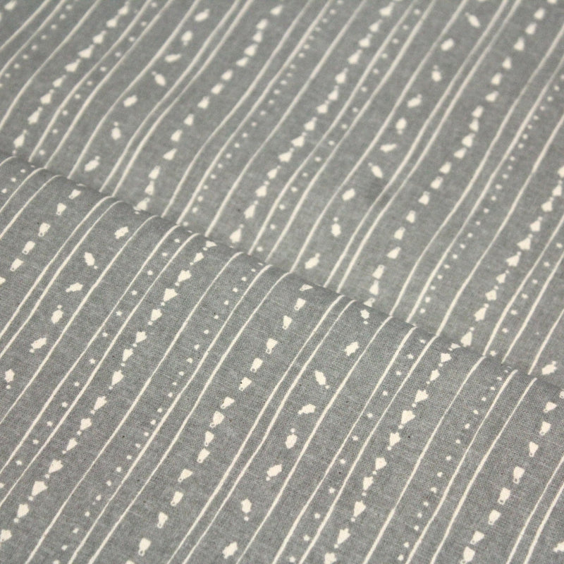 Tissu de coton de Noël scandinave aux décorations de Noël écrues, fond gris - TissusPapi.com