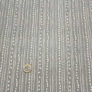 Tissu de coton de Noël scandinave aux décorations de Noël écrues, fond gris - TissusPapi.com