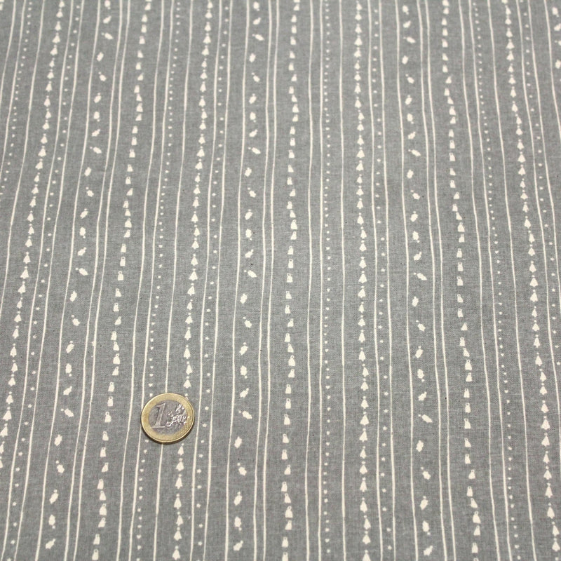 Tissu de coton de Noël scandinave aux décorations de Noël écrues, fond gris - TissusPapi.com
