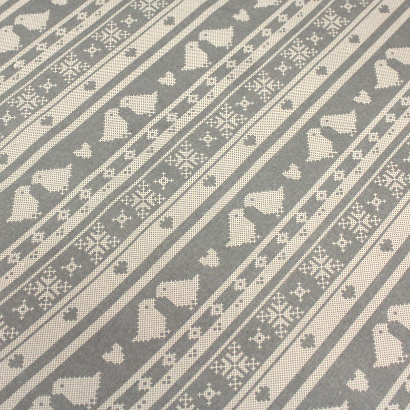 Tissu de coton de Noël scandinave aux motifs points de croix écrus, fond gris - TissusPapi.com
