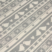 Tissu de coton de Noël scandinave aux motifs points de croix écrus, fond gris - TissusPapi.com