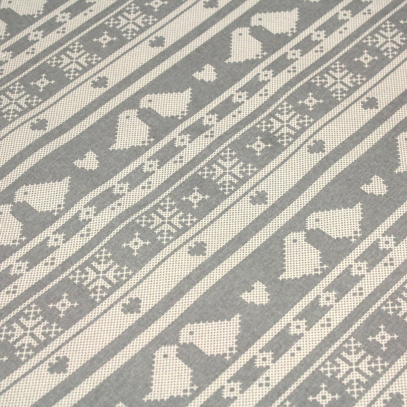 Tissu de coton de Noël scandinave aux motifs points de croix écrus, fond gris - TissusPapi.com