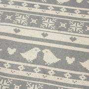 Tissu de coton de Noël scandinave aux motifs points de croix écrus, fond gris - TissusPapi.com