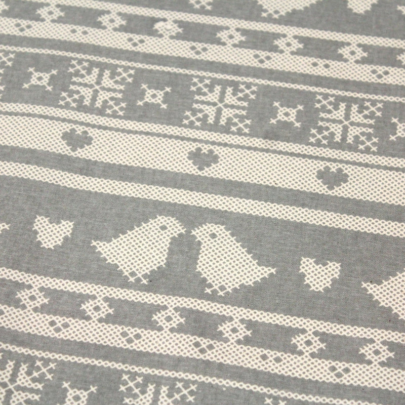 Tissu de coton de Noël scandinave aux motifs points de croix écrus, fond gris - TissusPapi.com