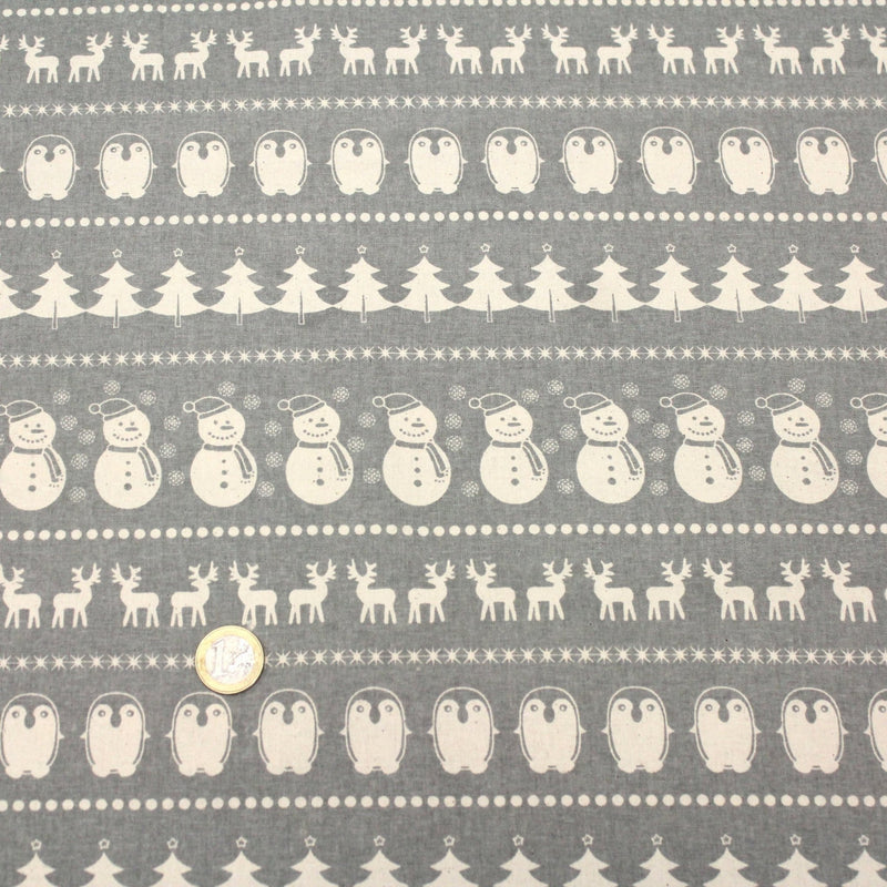 Tissu de coton de Noël scandinave aux bonshommes de neige, rennes, pingouins, sapins de Noël écrus, fond gris - TissusPapi.com