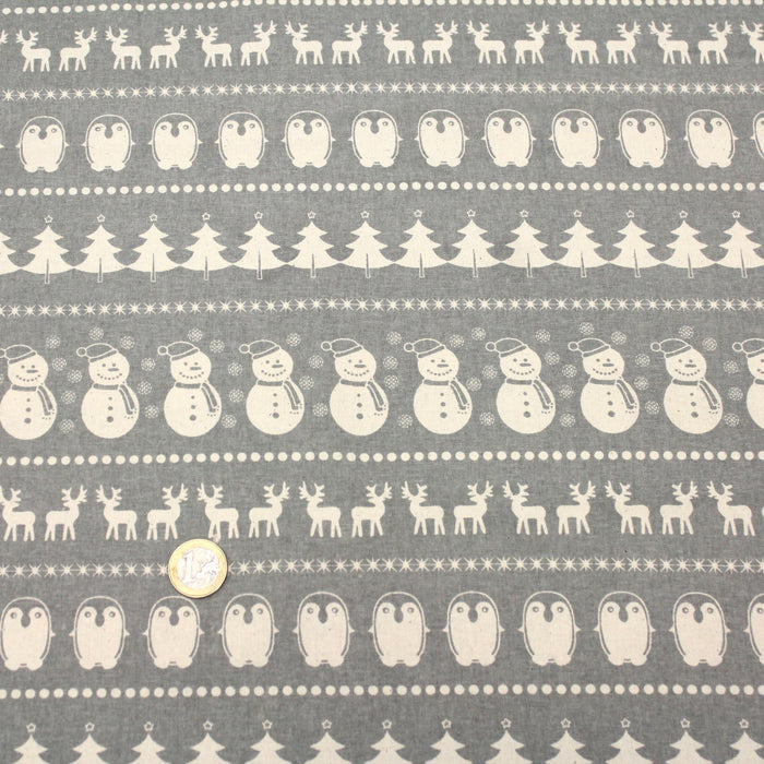 Tissu de coton de Noël scandinave aux bonshommes de neige, rennes, pingouins, sapins de Noël écrus, fond gris - tissuspapi