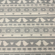 Tissu de coton de Noël scandinave aux motifs points de croix écrus, fond gris - TissusPapi.com
