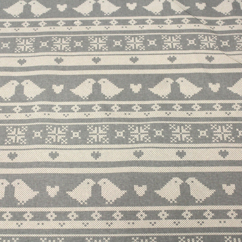Tissu de coton de Noël scandinave aux motifs points de croix écrus, fond gris - TissusPapi.com