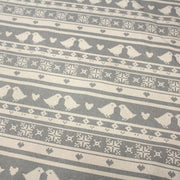 Tissu de coton de Noël scandinave aux motifs points de croix écrus, fond gris - TissusPapi.com