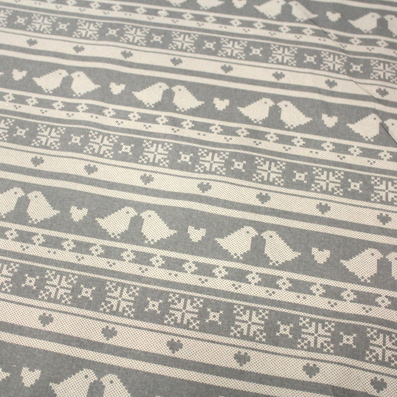 Tissu de coton de Noël scandinave aux motifs points de croix écrus, fond gris - TissusPapi.com