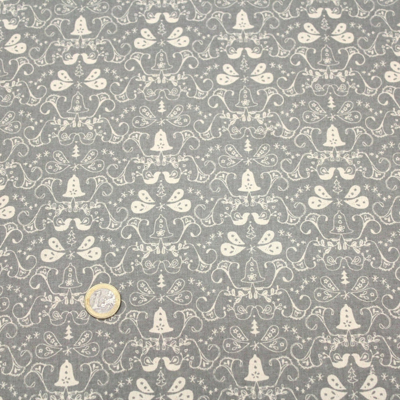 Tissu de coton de Noël scandinave aux cloches & arabesques écrues, fond gris - TissusPapi.com