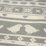 Tissu de coton de Noël scandinave aux motifs points de croix écrus, fond gris - TissusPapi.com