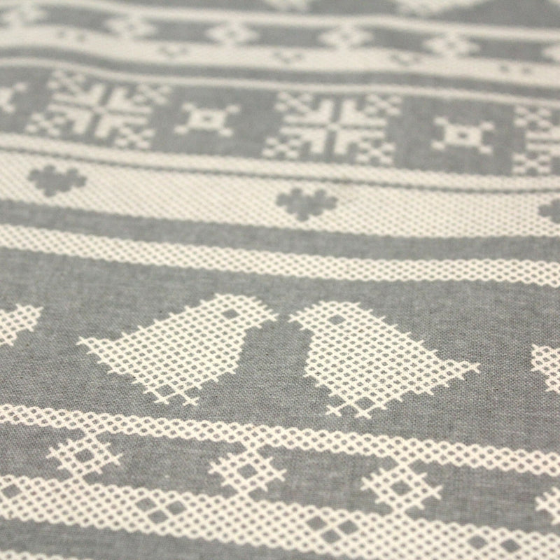 Tissu de coton de Noël scandinave aux motifs points de croix écrus, fond gris - TissusPapi.com
