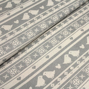 Tissu de coton de Noël scandinave aux motifs points de croix écrus, fond gris - TissusPapi.com