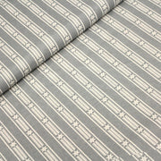 Tissu de coton de Noël scandinave aux étoiles de neiges écrues, fond gris - TissusPapi.com