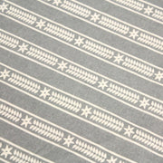 Tissu de coton de Noël scandinave aux étoiles de neiges écrues, fond gris - TissusPapi.com