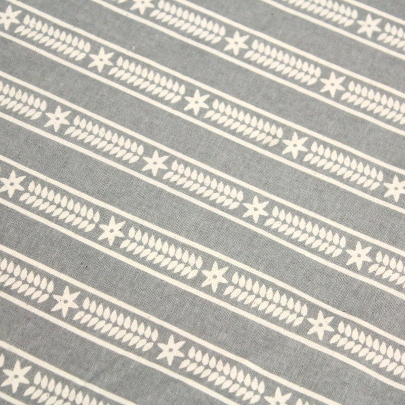 Tissu de coton de Noël scandinave aux étoiles de neiges écrues, fond gris - TissusPapi.com