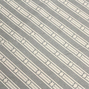 Tissu de coton de Noël scandinave aux étoiles de neiges écrues, fond gris - TissusPapi.com