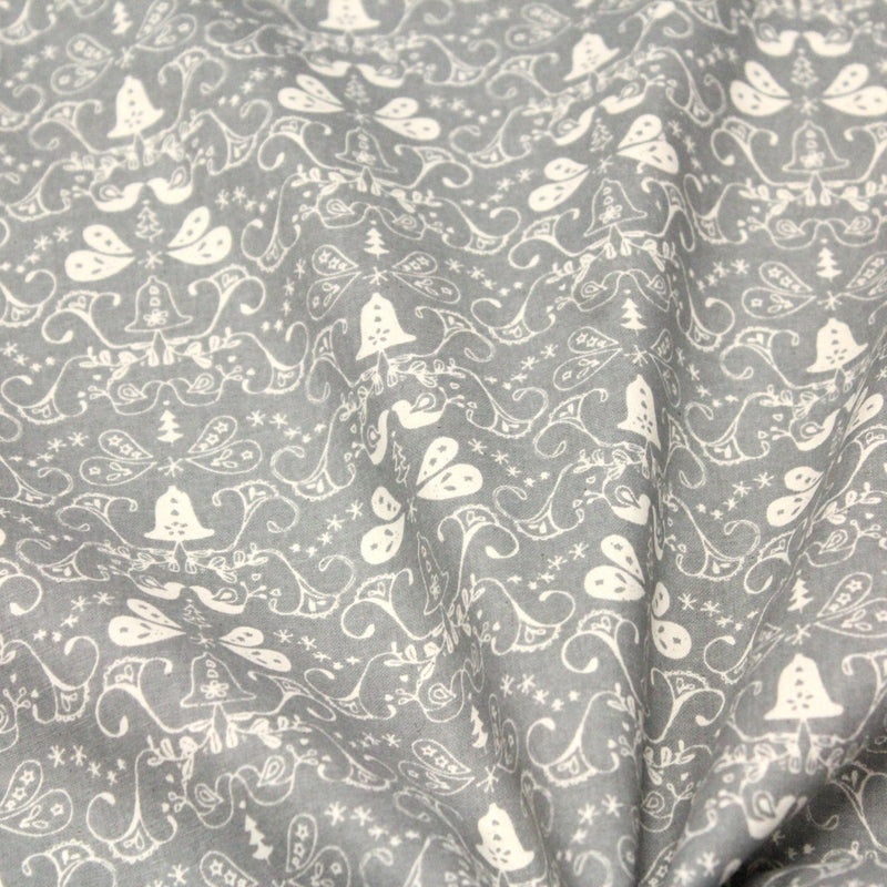 Tissu de coton de Noël scandinave aux cloches & arabesques écrues, fond gris - TissusPapi.com