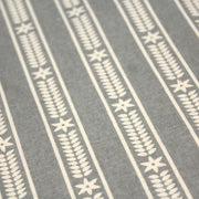 Tissu de coton de Noël scandinave aux étoiles de neiges écrues, fond gris - TissusPapi.com