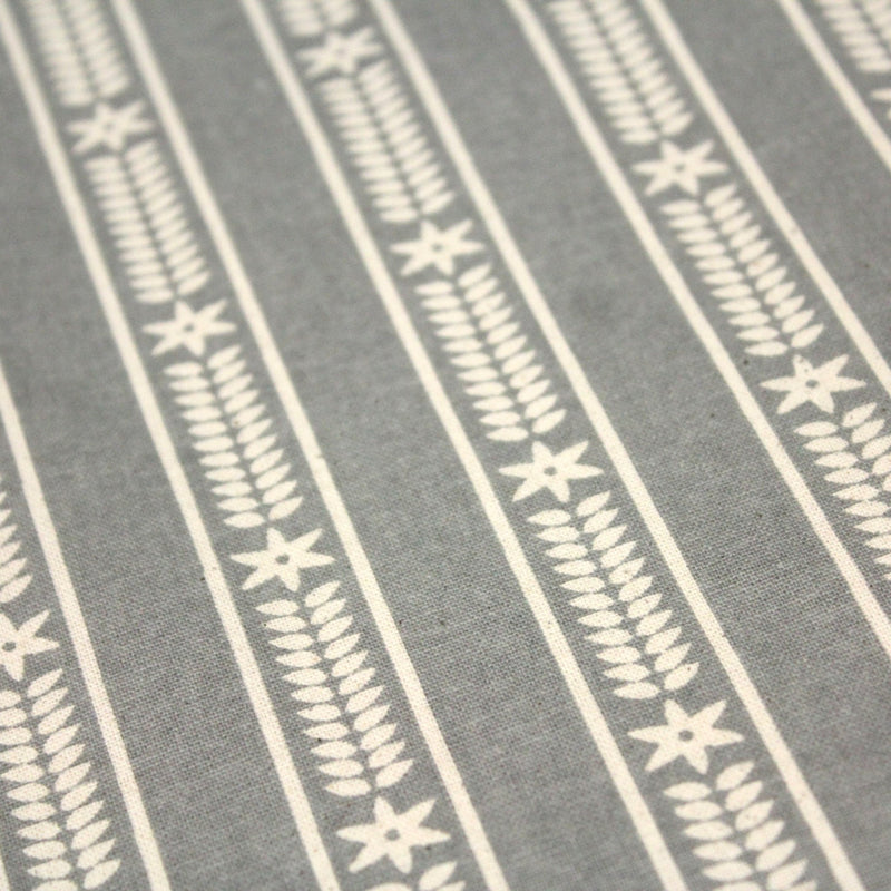 Tissu de coton de Noël scandinave aux étoiles de neiges écrues, fond gris - TissusPapi.com