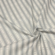 Tissu de coton de Noël scandinave aux étoiles de neiges écrues, fond gris - TissusPapi.com