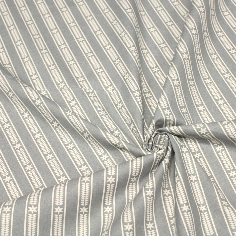 Tissu de coton de Noël scandinave aux étoiles de neiges écrues, fond gris - TissusPapi.com