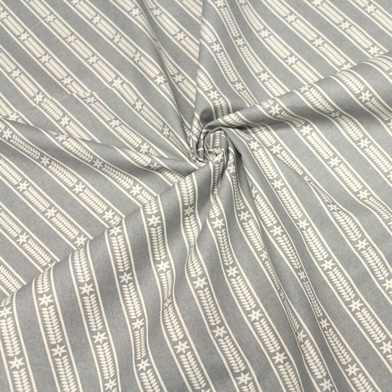 Tissu de coton de Noël scandinave aux étoiles de neiges écrues, fond gris - TissusPapi.com