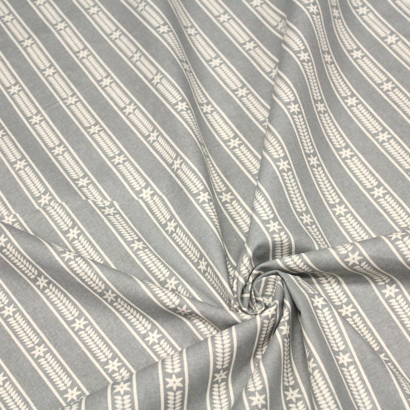 Tissu de coton de Noël scandinave aux étoiles de neiges écrues, fond gris - TissusPapi.com