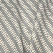 Tissu de coton de Noël scandinave aux étoiles de neiges écrues, fond gris - TissusPapi.com