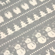 Tissu de coton de Noël scandinave aux bonshommes de neige, rennes, pingouins, sapins de Noël écrus, fond gris - TissusPapi.com