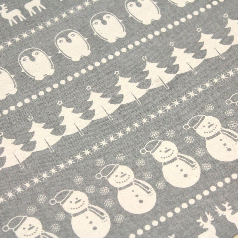 Tissu de coton de Noël scandinave aux bonshommes de neige, rennes, pingouins, sapins de Noël écrus, fond gris - TissusPapi.com