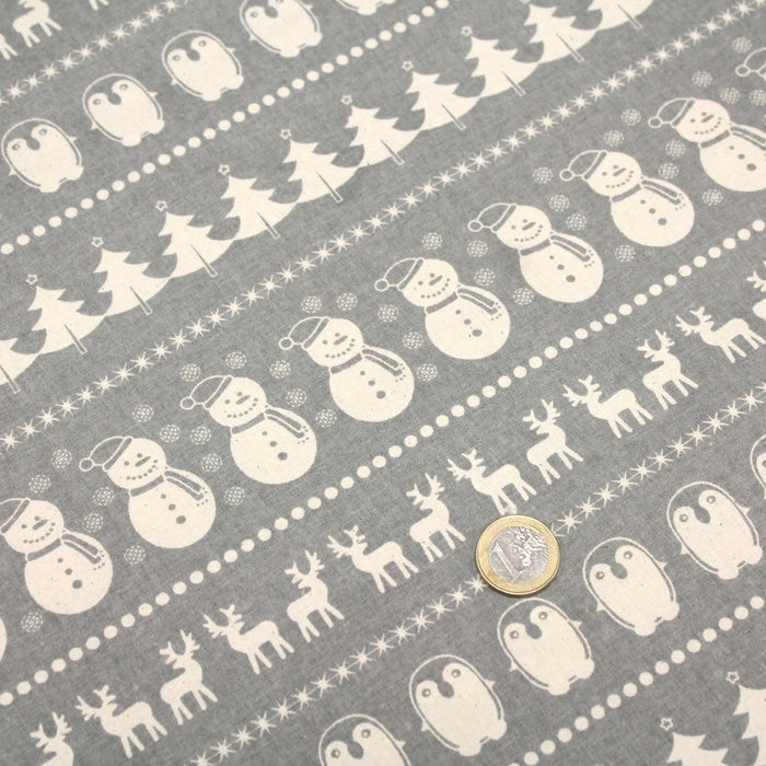 Tissu de coton de Noël scandinave aux bonshommes de neige, rennes, pingouins, sapins de Noël écrus, fond gris - tissuspapi