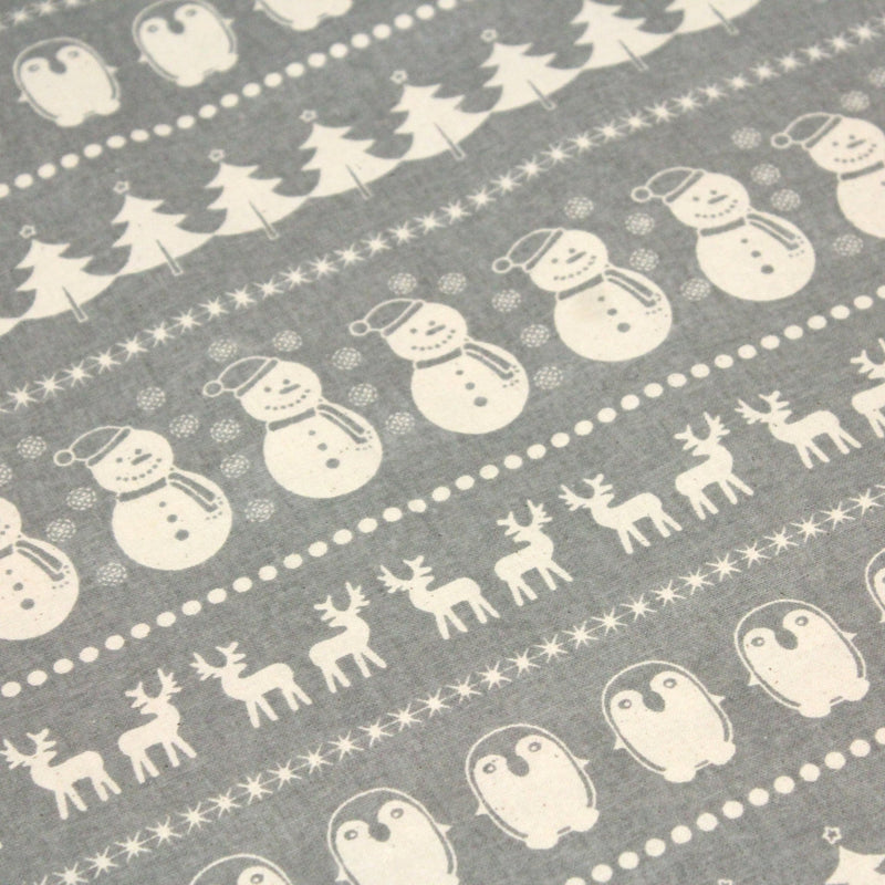 Tissu de coton de Noël scandinave aux bonshommes de neige, rennes, pingouins, sapins de Noël écrus, fond gris - TissusPapi.com