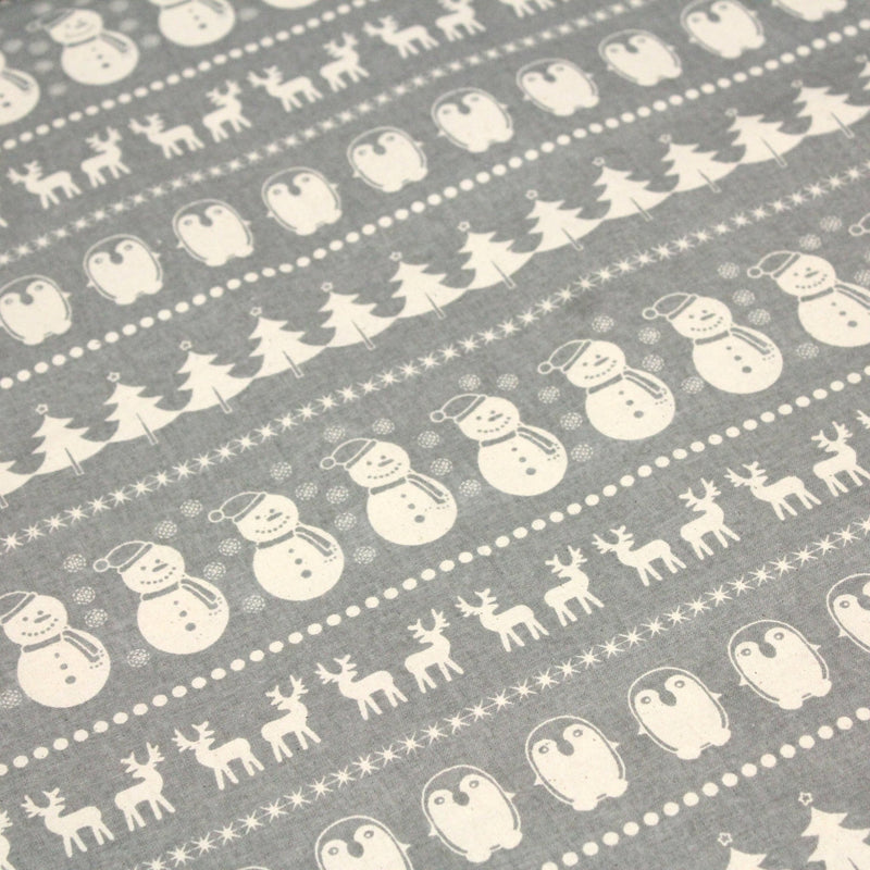 Tissu de coton de Noël scandinave aux bonshommes de neige, rennes, pingouins, sapins de Noël écrus, fond gris - TissusPapi.com