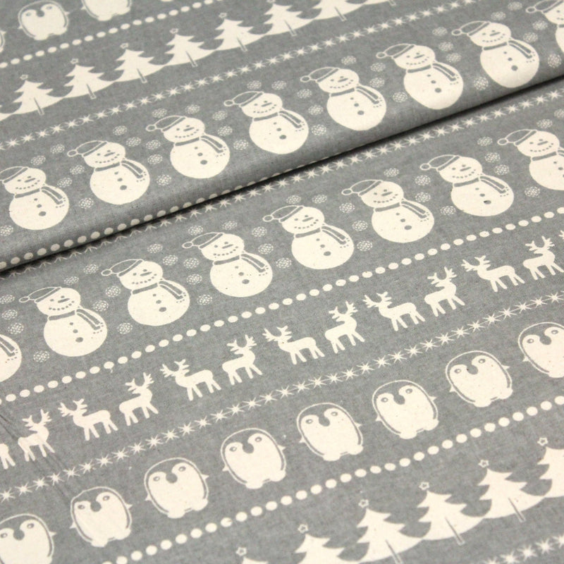 Tissu de coton de Noël scandinave aux bonshommes de neige, rennes, pingouins, sapins de Noël écrus, fond gris - TissusPapi.com