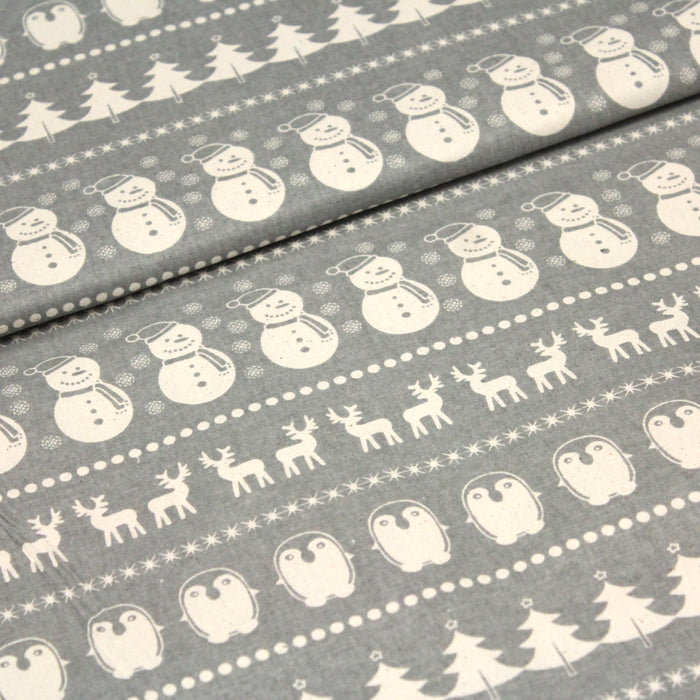 Tissu de coton de Noël scandinave aux bonshommes de neige, rennes, pingouins, sapins de Noël écrus, fond gris - tissuspapi