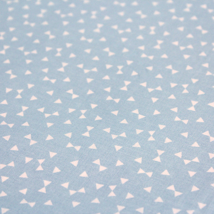 Tissu de coton aux petits triangles blancs, fond bleu ciel - OEKO-TEX® - tissuspapi